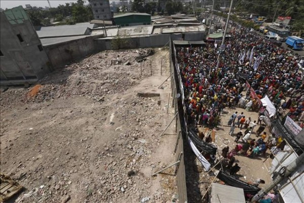 Unos 50 atrapados bajos los escombros tras el derrumbe de un edificio en la India
