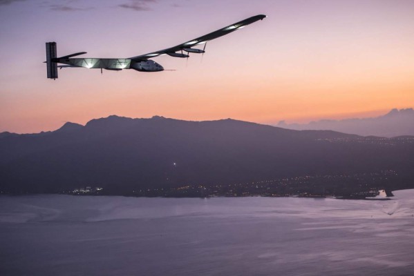 Avión solar interrumpe su vuelta al mundo por avería