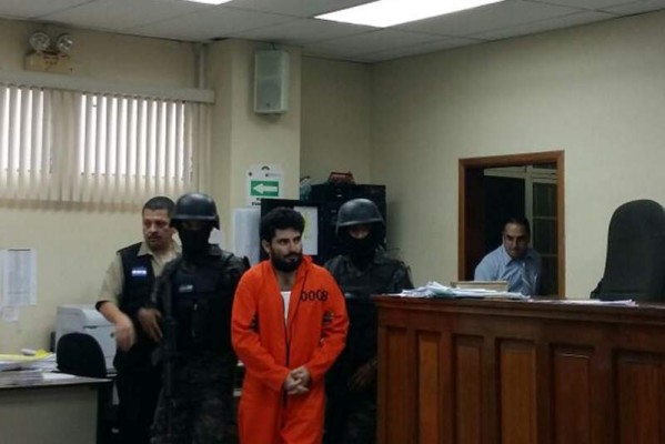 Plutarco Ruíz entró a la sala de audiencia acompañado por dos miembros de la Policía Militar.