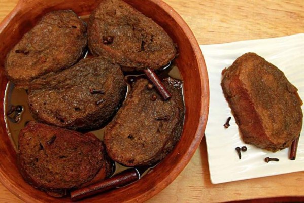 Torrejas de pan en miel. Es uno de los platillos fuertes en lo que se refiere a dulces, también se pueden preparar con pinol. Las puede disfrutar en Tamales y Montucas La Quinta, en la 5 calle, 5 avenida del barrio Guamilito de San Pedro Sula.