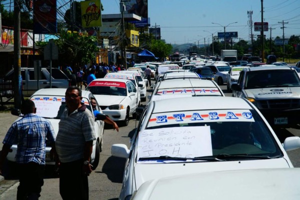Taxistas sampedranos paralizan sus unidades por altos cobros en los permisos