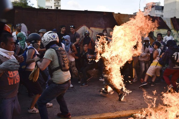 Denuncian que opositores quemaron a hombre en protesta en Venezuela