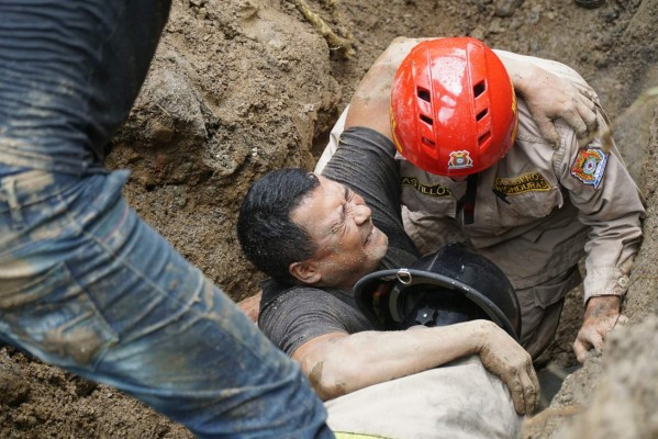 Angustioso rescate de dos fontaneros soterrados