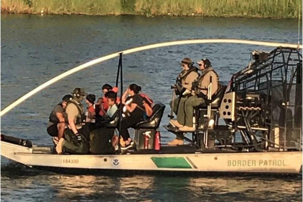 Rescatan a 12 hondureños cuando cruzaban el río Bravo