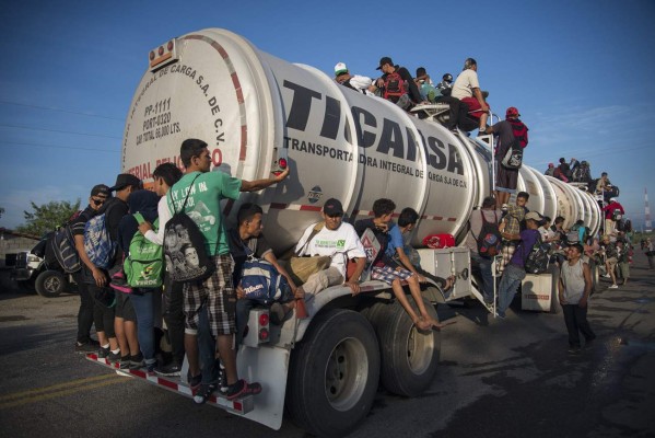 Trump anuncia 'ciudades de carpas' para migrantes de la caravana