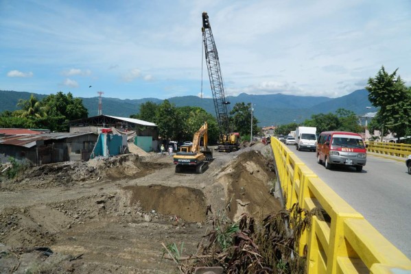 Con instalación de pilotes inicia ampliación de puente en 33 calle