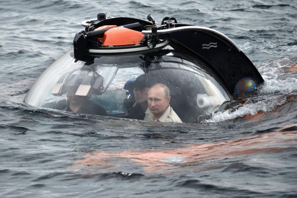 El aventurero Putin se sumerge en las aguas del Mar Negro