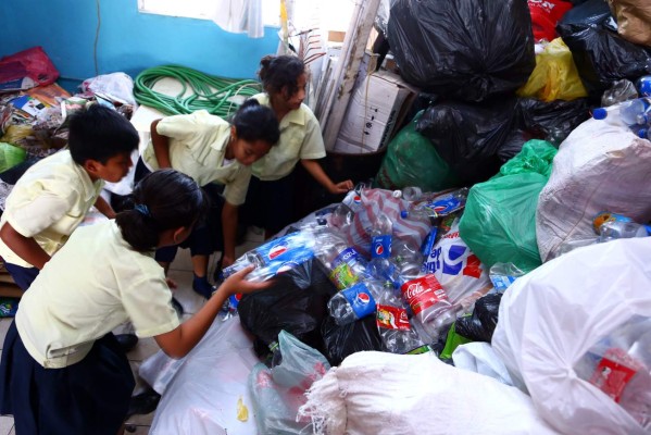 Tres escuelas sampedranas inician proyecto de reciclaje