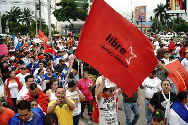 Seguidores de la Alianza marchan pacíficamente a nivel nacional