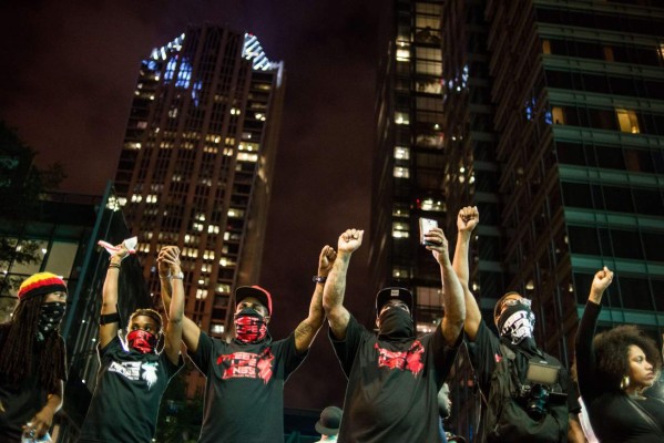 Continúan protestas violentas por muerte de afroamericano en Charlotte