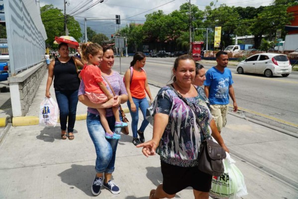 Caminando regresan hondureños a sus hogares por paro de transporte
