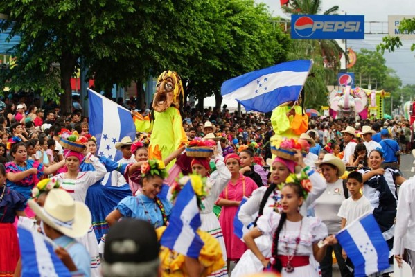 Sampedranos vibraron con el desfile de carrozas de la Feria Juniana 2017