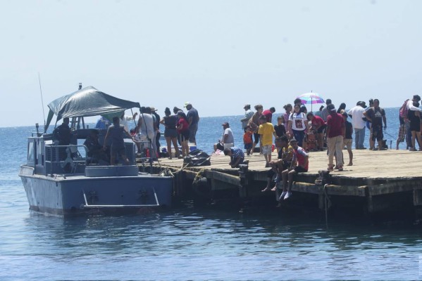 Abarrotadas playas de Puerto Cortés y Omoa