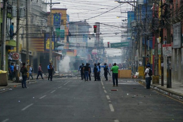 Turba incendia banco y saquea comercios en Tercera Avenida de SPS