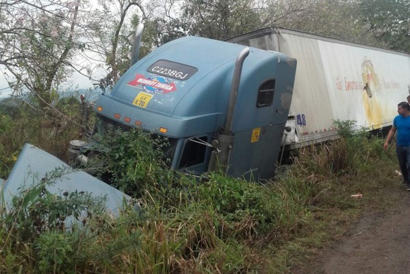 Un muerto en fatal accidente entre rastra y camión Santa Cruz de Yojoa