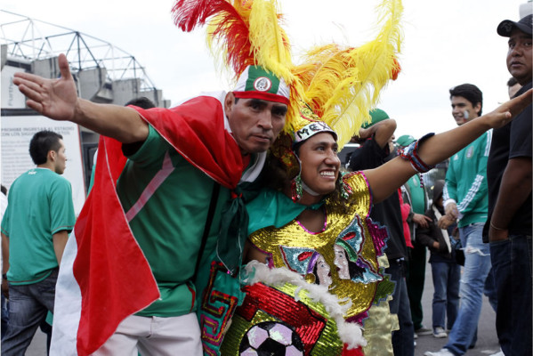 Mexicanos hacen limpia al estadio Azteca