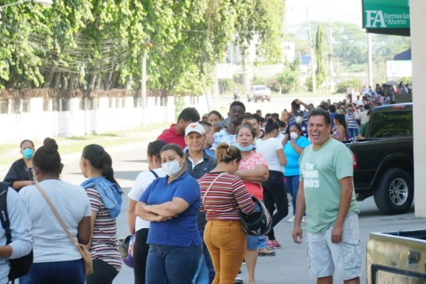Hondureños abarrotan bancos en medio de emergencia por coronavirus