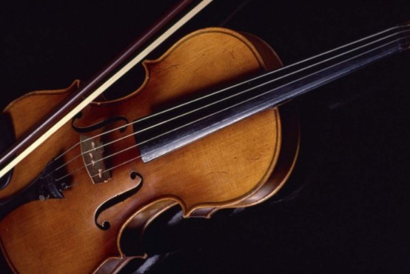 Detienen a una mujer por destruir 54 violines de su exmarido