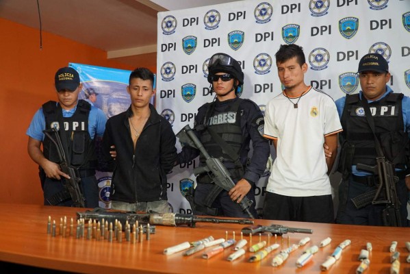 Caen dos supuestos pandilleros con fusil AK-47 y droga