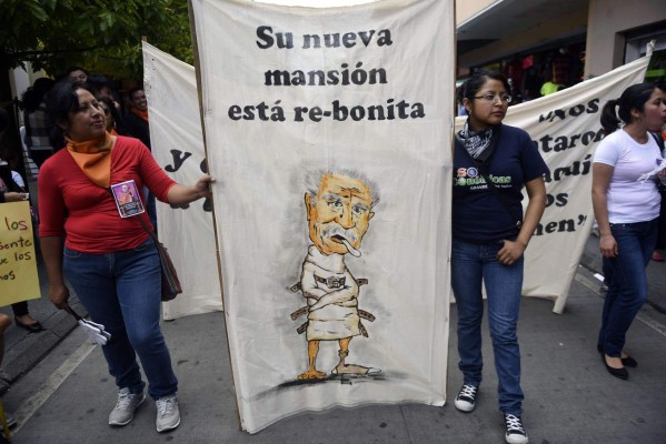 Chapines cargan contra políticos en 'Huelga de Dolores'