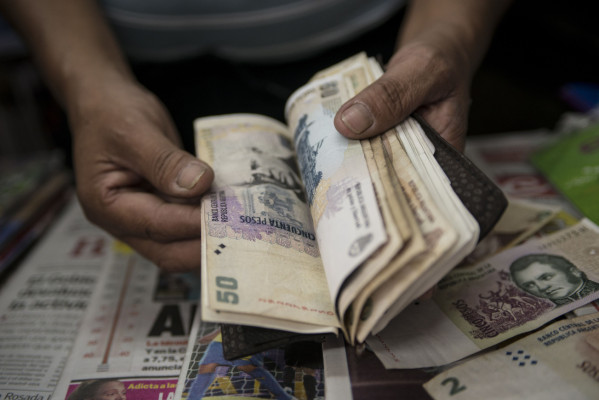Argentina autoriza compra de dólares tras fuerte devaluación