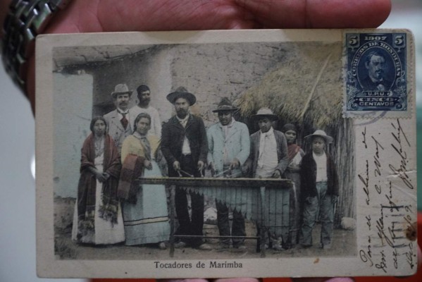 Registra la historia de Honduras en una colección de tarjetas postales