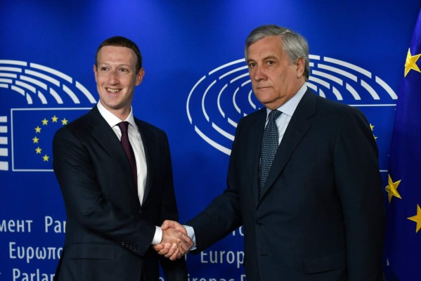 Zuckerberg pide perdón a la Eurocámara por robo de datos en Facebook