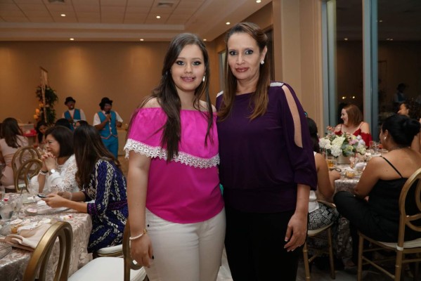 Fiesta maternal para Alejandra Rápalo de Kawas