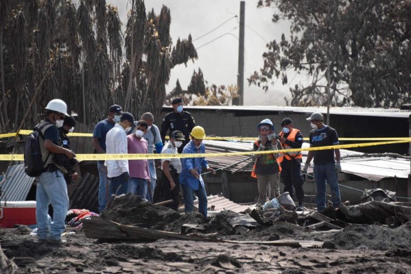 Guatemala: Erupciones y lluvias impiden rescate de víctimas de volcán