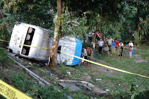 Un muerto y 14 heridos deja accidente de bus en Choloma