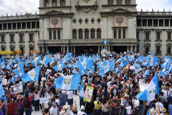 Miles de guatemaltecos piden a presidente renunciar