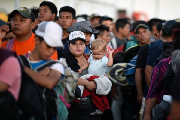 Central American migrants -mostly Hondurans- moving towards the United States in hopes of a better life, wait for buses at La Concha phytosanitary station in the State of Sinaloa, Mexico on November 13, 2018. - US Defence Secretary Jim Mattis said on November 13, 2018, he will visit the US-Mexico border, where thousands of active-duty soldiers have been deployed to help border police prepare for the arrival of a 'caravan' of migrants. (Photo by ALFREDO ESTRELLA / AFP)