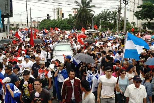 Seguidores de la Alianza marchan pacíficamente a nivel nacional