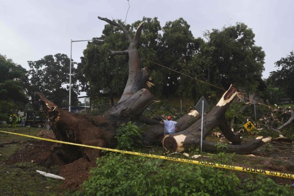 Otto se convierte en huracán frente a las costas de Costa Rica