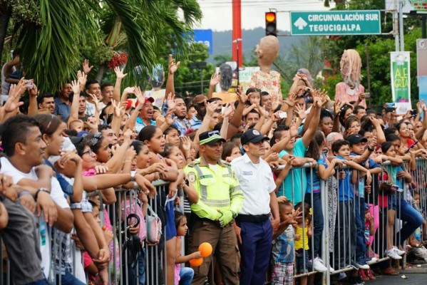 Sampedranos vibraron con el desfile de carrozas de la Feria Juniana 2017