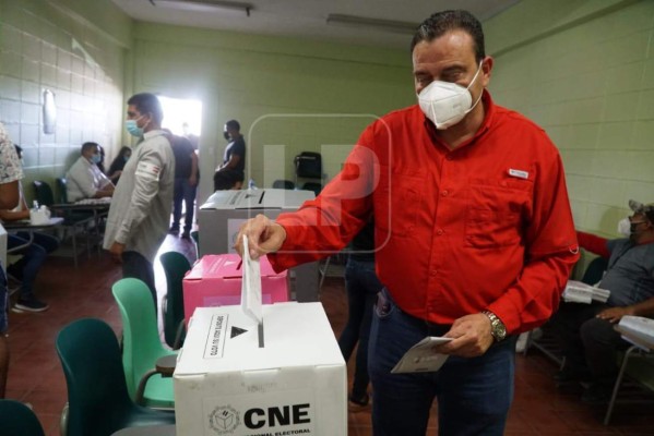 Precandidato liberal a la alcaldía de San Pedro Sula, Ángel Ortiz, ejerce el voto en la UTH