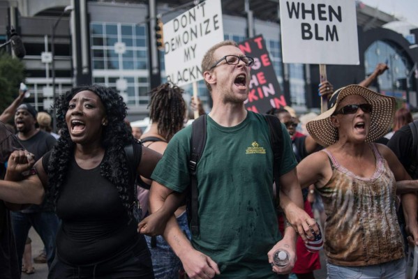 Más protestas en Charlotte tras conocerse videos de muerte de negro