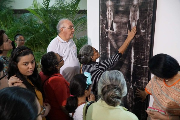 Lleno total en segundo día de exhibición de la réplica de la Sábana Santa en SPS