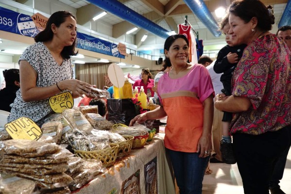 Emprendedora innova con la venta de totucas de maíz y arroz