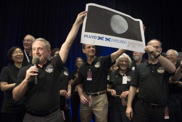 New Horizons sobrevive a encuentro cercano con Plutón