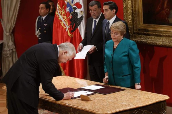 Bachelet conforma nuevo gabinete para superar crisis