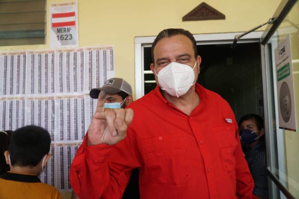 Precandidato liberal a la alcaldía de San Pedro Sula, Ángel Ortiz, ejerce el voto en la UTH