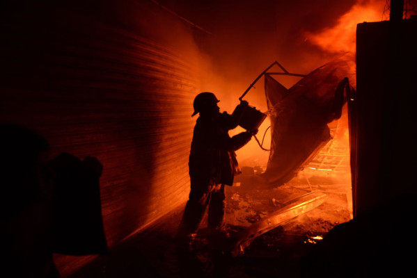 Incendio consume más de 500 locales en mercado de Guatemala