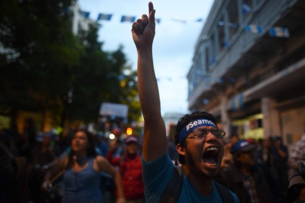 Guatemala: Exigen renuncia de Jimmy Morales en masivas protestas