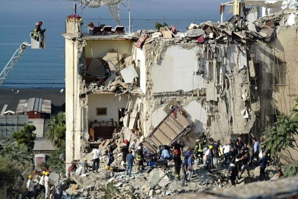 Ocho personas desaparecidas tras el derrumbe de un edificio en sur de Italia