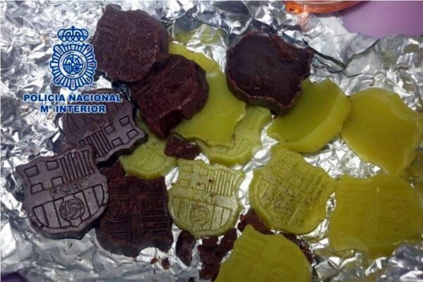 Detienen a maestro por fabricar bombones de marihuana con el escudo del Barça