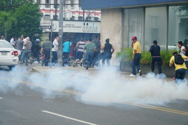 Turba incendia banco y saquea comercios en Tercera Avenida de SPS