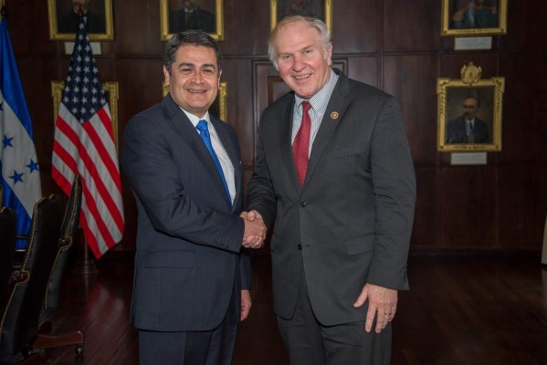 Sobre inversión debaten Presidente hondureño y congresista de EUA