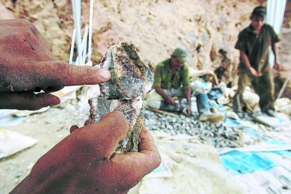 Mineros hondureños arriesgan sus vidas por el oro