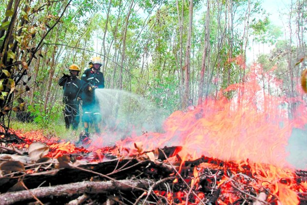 Bomberos limitados en el combate de incendios forestales por falta de agua